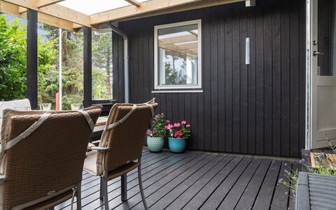 Margit - 10M from the Sea: Bois, Sol, Sol, Porche, Porte, Parquet, Dur, Tache De Bois, Domicile, Plate-Forme