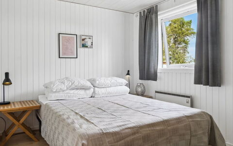 Margit - 10M from the Sea: Bois, Chambre, Drap De Lit, Lit, Design Intérieur, Sol, Literie, Sol, Linge, Plafond