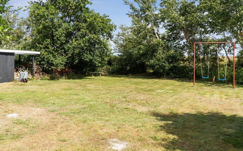 Margit - 10M from the Sea: Arbre, Herbe, Plaine, Jardin, Lot Terre, Pelouse, Zone Rurale, Ombre, Arrière-Cour