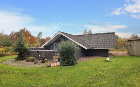 Roderich - 400M from the Sea: Toit, Maison, Domicile, Chalet, Siding, Biens, Allée, Batiments Jardin, Cour, Cabanon