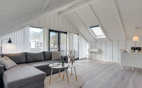 Roderich - 400M from the Sea: Toit, Maison, Domicile, Chalet, Siding, Biens, Allée, Batiments Jardin, Cour, Cabanon