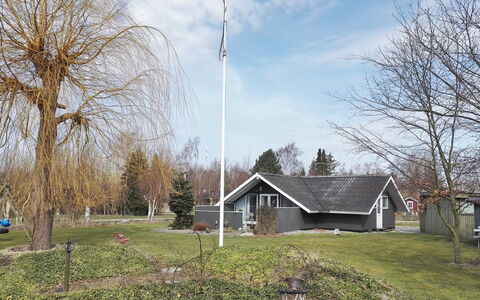 Roderich - 400M from the Sea: Toit, Maison, Domicile, Chalet, Siding, Biens, Allée, Batiments Jardin, Cour, Cabanon