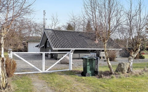 Roderich - 400M from the Sea: Toit, Maison, Domicile, Chalet, Siding, Biens, Allée, Batiments Jardin, Cour, Cabanon