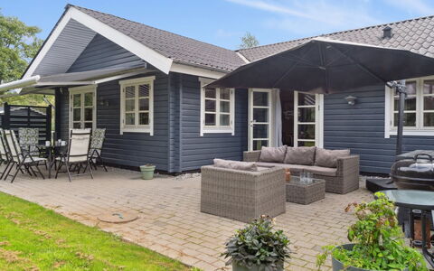 Aldis - 300M from the Sea: Toit, Maison, Domicile, Chalet, Siding, Porte, Mobilier De Jardin, Porche, Cour, Tableau De Plein Air