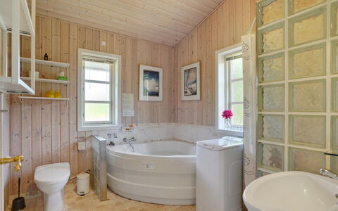 Aldis - 300M from the Sea: Design Intérieur, Sol, Luminaire Plomberie, Bois, Sol, Plafond, Baignoire, Salle De Bains, Plomberie, Pièce