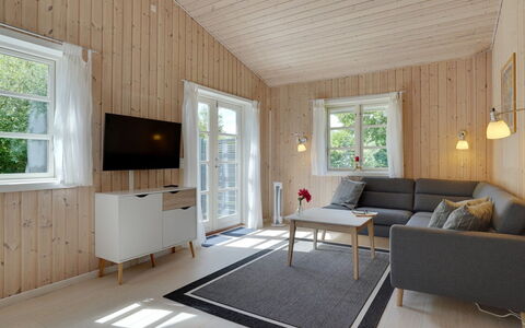 Aldis - 300M from the Sea: Bois, Sol, Design Intérieur, Sol, Meubles, Plafond, Salon, Domicile, Parquet, Pièce