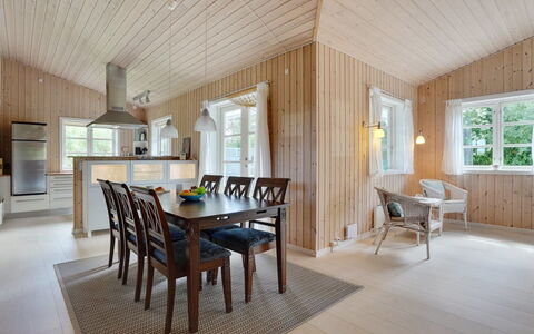 Aldis - 300M from the Sea: Bois, Sol, Plafond, Design Intérieur, Domicile, Parquet, Sol, Meubles, Dur, Salle À Manger