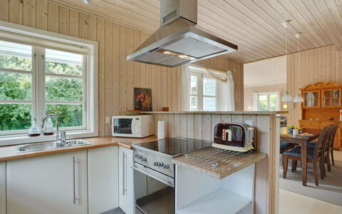 Aldis - 300M from the Sea: Cuisine, Sol, Appareil De Cuisine, Bois, Comptoir, Design Intérieur, Sol, Plafond, Principaux Appliance, Cabinetry