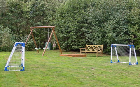 Aldis - 300M from the Sea: Équipement Extérieur Play, Lot Terre, Jardin, Pelouse, Terrain De Jeux, Loisir, Parc, Ombre, Aménagement Paysager, Cour