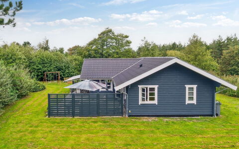 Aldis - 300M from the Sea: Maison, Domicile, Toit, Chalet, Siding, Pelouse, Biens, Jardin, Ferme, Cour