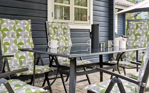 Aldis - 300M from the Sea: Meubles, Mobilier De Jardin, Chaise, Tableau De Plein Air, Jardin, Ombre, Conception, Patio, Plante D'Appartement, Chaise Pliante
