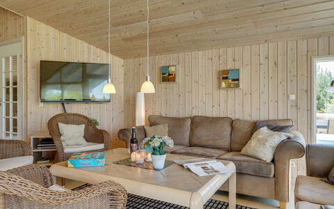 Vilvi - 500M from the Sea: Toit, Maison, Domicile, Chalet, Siding, Biens, Allée, Batiments Jardin, Cour, Cabanon