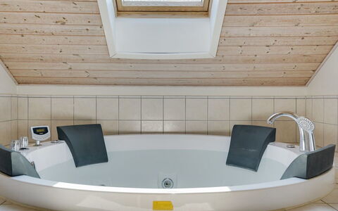 Vilvi - 500M from the Sea: Toit, Maison, Domicile, Chalet, Siding, Biens, Allée, Batiments Jardin, Cour, Cabanon
