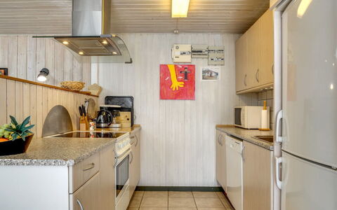 Sitta - 400M from the Sea: Cuisine, Comptoir, Appareil De Cuisine, Principaux Appliance, Bois, Design Intérieur, Sol, Meubles, Plafond, Évier