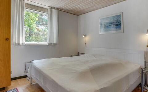 Sitta - 400M from the Sea: Lit, Design Intérieur, Sol, Chambre, Sol, Plafond, Bois, Meubles, Drap De Lit, Literie