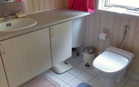 Crispina - 350M from the Sea: Siège De Toilette, Salle De Bains, Luminaire Plomberie, Toilette, Évier, Lavabo, Sol, Sol, Robinet, Plomberie
