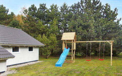 Crispina - 350M from the Sea: Toboggan, Équipement Extérieur Play, Chute, Jardin, Pelouse, Arrière-Cour, Terrain De Jeux, Ombre, Aménagement Paysager, Cour
