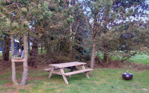 Crispina - 350M from the Sea: Extérieur Banc, Table De Pique-Nique, Mobilier De Jardin, Tableau De Plein Air, Meubles, Tronc, Suppression Des Plantes Ligneuses, Banc, Parc, Jardin