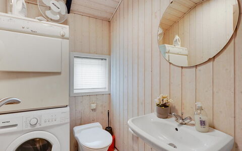 Bruno - 200M from the Sea: Luminaire Plomberie, Design Intérieur, Sol, Sol, Salle De Bains, Plafond, Toilette, Pièce, Domicile, Plomberie