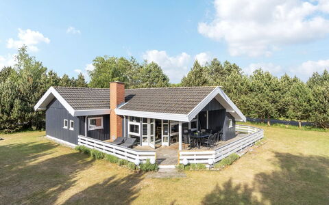 Bruno - 200M from the Sea: Toit, Maison, Domicile, Chalet, Porte, Siding, Plate-Forme, Porche, Planche, Dur