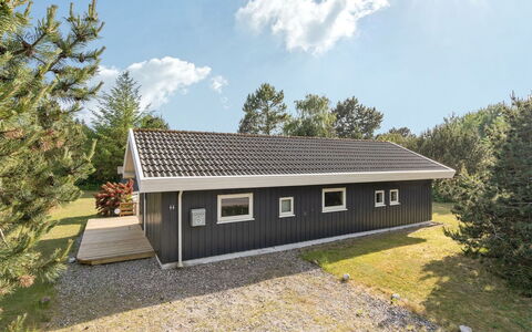 Bruno - 200M from the Sea: Toit, Maison, Domicile, Chalet, Porte, Siding, Plate-Forme, Porche, Planche, Dur