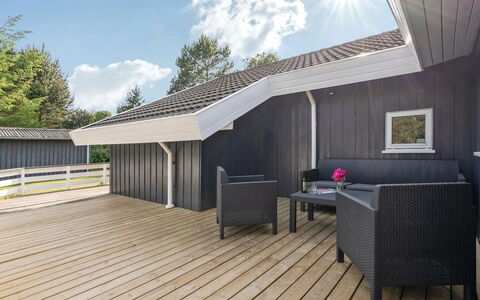 Bruno - 200M from the Sea: Toit, Maison, Domicile, Chalet, Porte, Siding, Plate-Forme, Porche, Planche, Dur