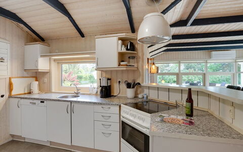 Bruno - 200M from the Sea: Toit, Maison, Domicile, Chalet, Porte, Siding, Plate-Forme, Porche, Planche, Dur