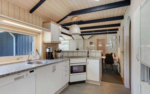 Bruno - 200M from the Sea: Toit, Maison, Domicile, Chalet, Porte, Siding, Plate-Forme, Porche, Planche, Dur