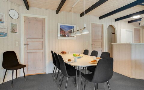 Bruno - 200M from the Sea: Toit, Maison, Domicile, Chalet, Porte, Siding, Plate-Forme, Porche, Planche, Dur