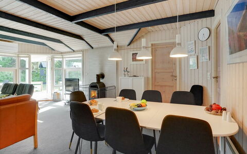 Bruno - 200M from the Sea: Toit, Maison, Domicile, Chalet, Porte, Siding, Plate-Forme, Porche, Planche, Dur