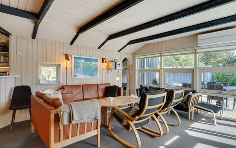 Bruno - 200M from the Sea: Toit, Maison, Domicile, Chalet, Porte, Siding, Plate-Forme, Porche, Planche, Dur