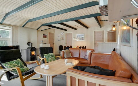 Bruno - 200M from the Sea: Toit, Maison, Domicile, Chalet, Porte, Siding, Plate-Forme, Porche, Planche, Dur