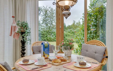 Kaarina - 550M from the Sea: Meubles, Design Intérieur, Table, Bois, Chaise, Éclairage, Textile, Salle À Manger, Pièce, Domicile