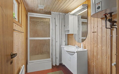 Kaarina - 550M from the Sea: Bois, Sol, Sol, Luminaire Plomberie, Design Intérieur, Pièce, Plafond, Plomberie, Évier, Salle De Bains