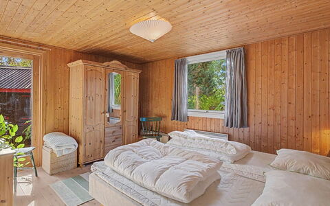 Kaarina - 550M from the Sea: Bois, Chambre, Meubles, Design Intérieur, Lit, Plafond, Domicile, Sol, Pièce, Drap De Lit