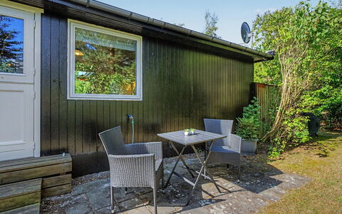 Kaarina - 550M from the Sea: Bois, Chalet, Jardin, Arrière-Cour, Ombre, Dur, Cour, Batiments Jardin, Chaise, Planche