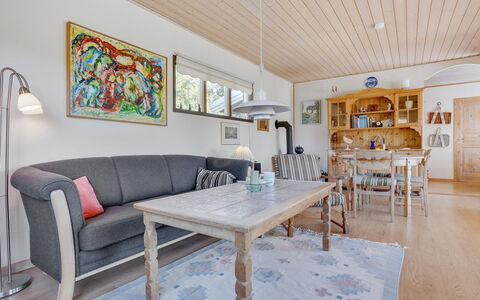 Maelle - 600M from the Sea: Meubles, Design Intérieur, Bois, Canapé, Sol, Salon, Plafond, Sol, Domicile, Pièce