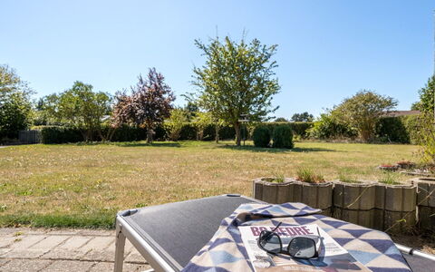 Maelle - 600M from the Sea: Lot Terre, Jardin, Ombre, Pelouse, Mobilier De Jardin, Lumière Du Soleil, Aménagement Paysager, Parc, Cour, Chaise