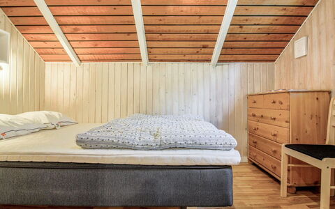 Gretta - 400M from the Sea: Chambre, Sol, Lit, Sol, Bois, Design Intérieur, Meubles, Drap De Lit, Plafond, Literie