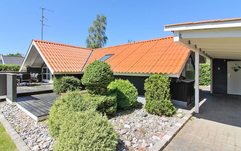 Gretta - 400M from the Sea: Toit, Maison, Domicile, Chalet, Siding, Biens, Allée, Batiments Jardin, Cour, Cabanon