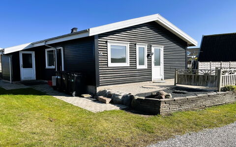 Holmger - 420M from the Sea: Bois, Maison, Domicile, Siding, Toit, Chalet, Porte, Porche, Ombre, Cour