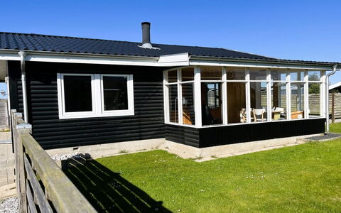 Holmger - 420M from the Sea: Bois, Maison, Toit, Siding, Porche, Domicile, Chalet, Porte, Ombre, Cour