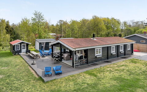 Hardina - 300M from the Sea: Bleu, Arbuste, Chalet, Couverture De Sol, Jardin, Biens, Ombre, Aménagement Paysager, Ferme, Eco Hôtel