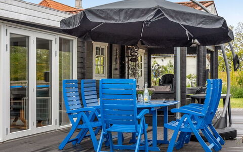 Hardina - 300M from the Sea: Maison, Chalet, Toit, Batiments Jardin, Ombre, Cabanon, Arrière-Cour, Mobilier De Jardin, Cour, Pelouse