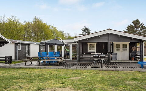 Hardina - 300M from the Sea: Maison, Chalet, Toit, Batiments Jardin, Ombre, Cabanon, Arrière-Cour, Mobilier De Jardin, Cour, Pelouse