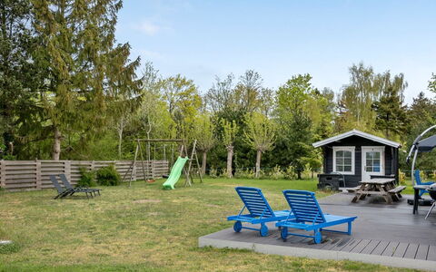 Hardina - 300M from the Sea: Maison, Chalet, Toit, Batiments Jardin, Ombre, Cabanon, Arrière-Cour, Mobilier De Jardin, Cour, Pelouse