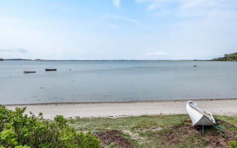 Hardina - 300M from the Sea: Maison, Chalet, Toit, Batiments Jardin, Ombre, Cabanon, Arrière-Cour, Mobilier De Jardin, Cour, Pelouse