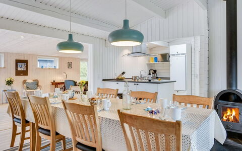 Hardina - 300M from the Sea: Bleu, Arbuste, Chalet, Couverture De Sol, Jardin, Biens, Ombre, Aménagement Paysager, Ferme, Eco Hôtel