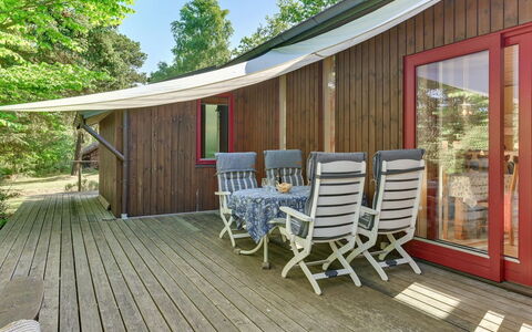 Norwin - 250M from the Sea: Bleu, Arbuste, Chalet, Couverture De Sol, Jardin, Biens, Ombre, Aménagement Paysager, Ferme, Eco Hôtel