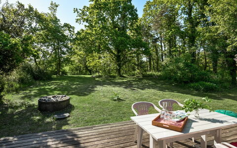 Norwin - 250M from the Sea: Bleu, Arbuste, Chalet, Couverture De Sol, Jardin, Biens, Ombre, Aménagement Paysager, Ferme, Eco Hôtel